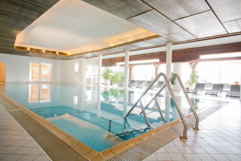 berghotel-tirol-pool-01